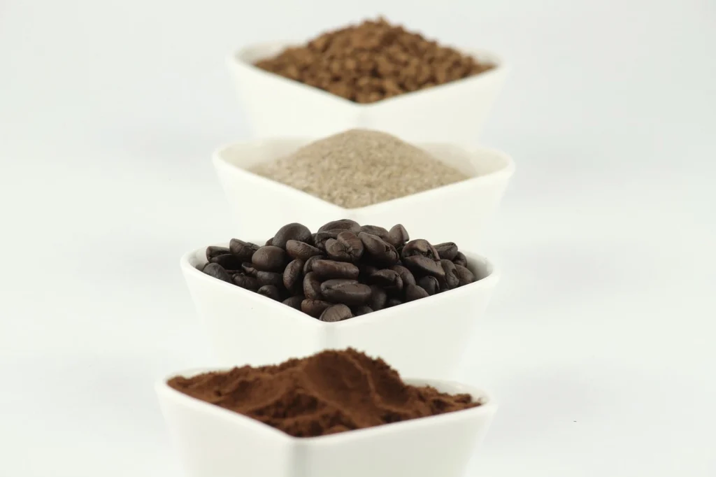 4 pojemniki z kawą różnych gatunków zmieloną do różnych grubości ziaren kawa ziarnista czy mielona jest lepsza